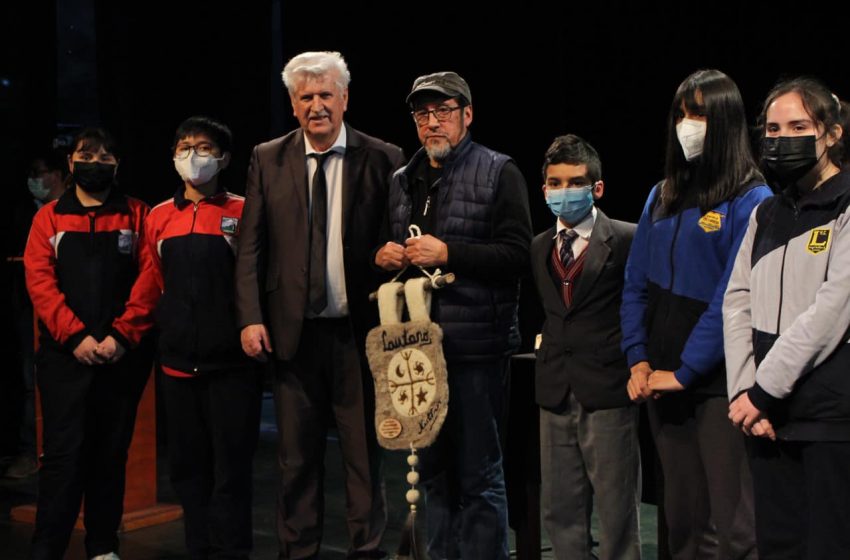  Estudiantes se reúnen con el Premio nacional de Literatura Elicura Chihuailaf en la comuna del Toqui