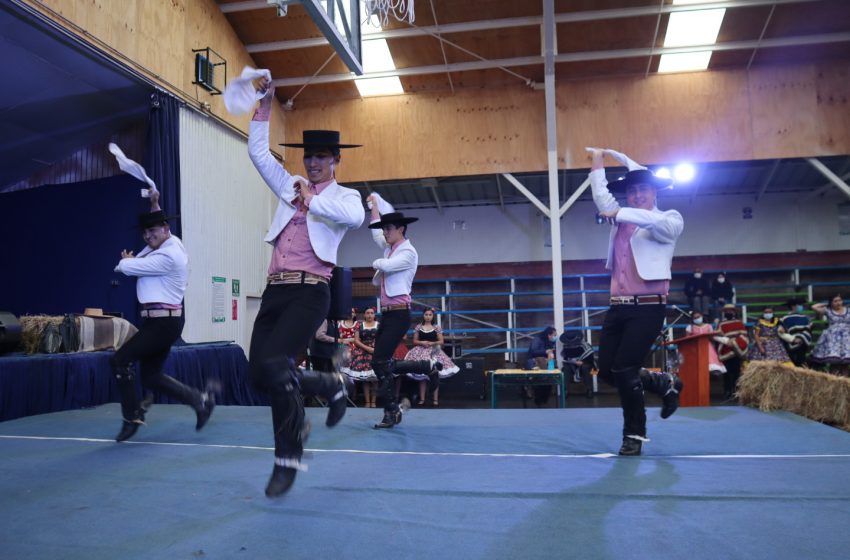 Cañete celebró el día nacional del cuequero y la cuequera en el gimnasio municipal