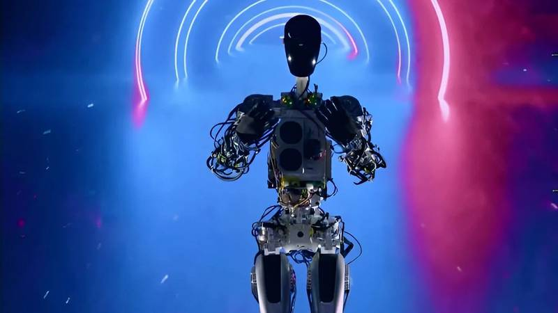  Elon Musk presenta su robot Optimus que al menos puede caminar y saludar