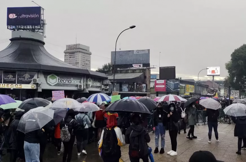  Pese a la lluvia se realiza masiva marcha en Temuco por el Día Internacional de la Mujer
