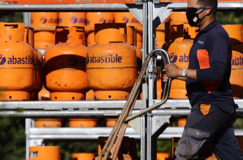  Contraloría permite a los municipios entregar gas como ayuda social