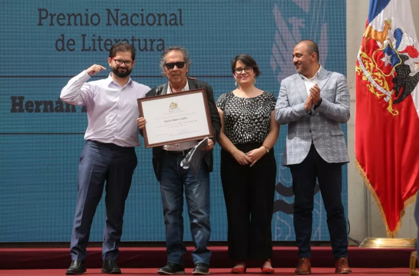  Presidente Boric y ministra Julieta Brodsky entregaron Premio Nacional de Literatura 2022 a Hernán Rivera Letelier