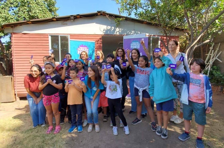  Familias Power y Desafío Levantemos Chile entregan 300 chips WOM a familias de pionero programa de recuperación educativa “Leer es Poderoso”