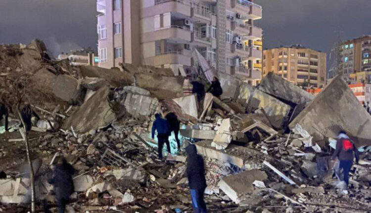  Aumentan a más de mil 300 los muertos por terremoto cerca de frontera entre Turquía y Siria