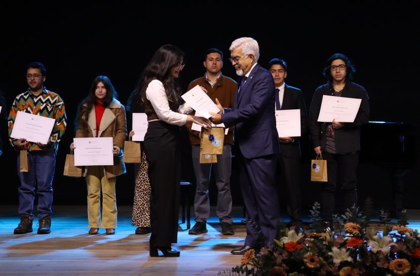  Universidad Católica de Temuco premió a estudiantes destacados con la Beca de Honor